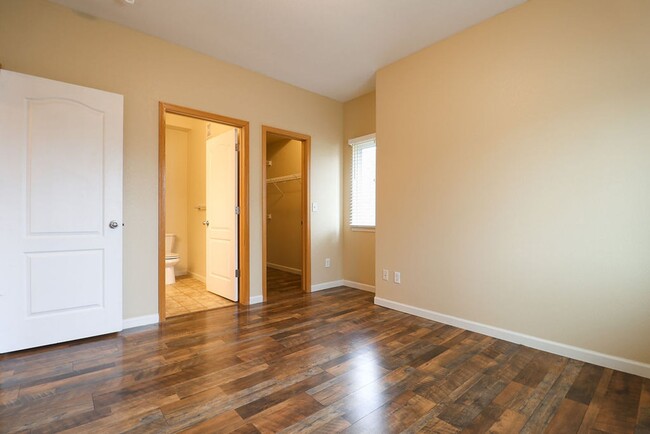 Building Photo - Updated 2 Bedroom Apartment in Windsor