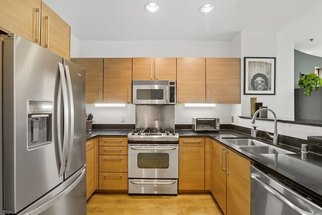 Building Photo - 200 2nd St