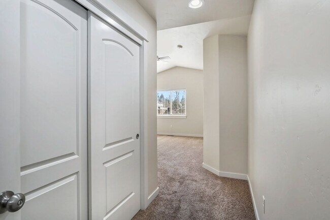 Building Photo - 4 Bedroom Home: Fenced Backyard & Great Location!