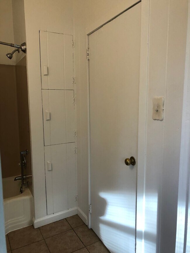 Building Photo - Fantastic Apartment in Great Neighborhood. Recently Renovated! Hardwood Floors! Private Driveway!