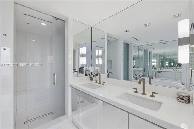 Building Photo - 6899 Collins Ave