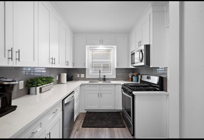 Building Photo - 1631 Castle Ct