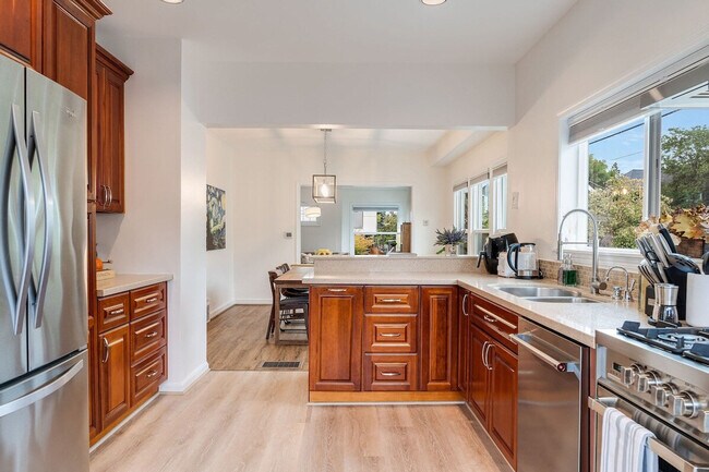 Building Photo - 2403 7th Ave W