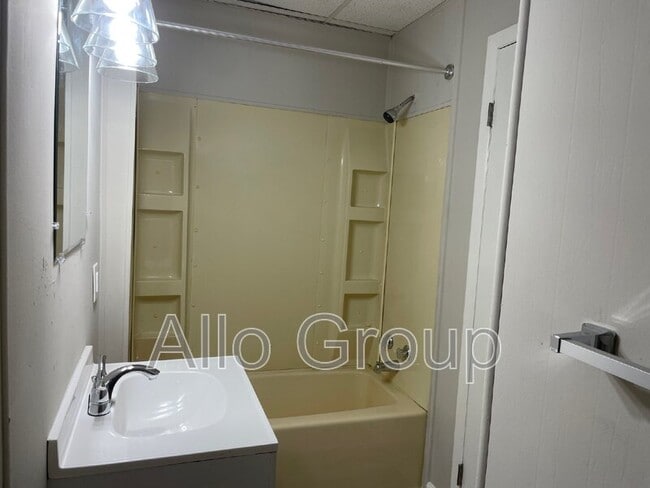 Building Photo - 9878 Canterbury Rd