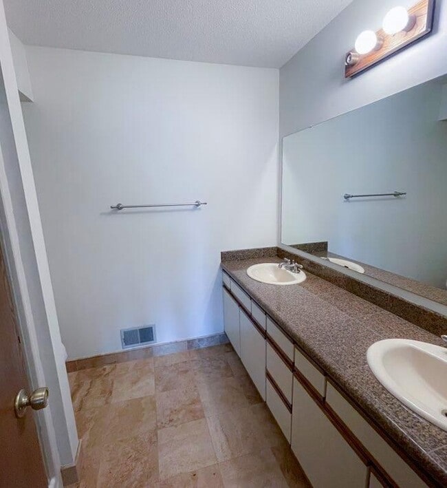 Building Photo - 10943 Sumter Ave S