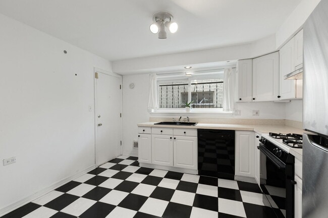 Building Photo - 7070 N Ridge Blvd