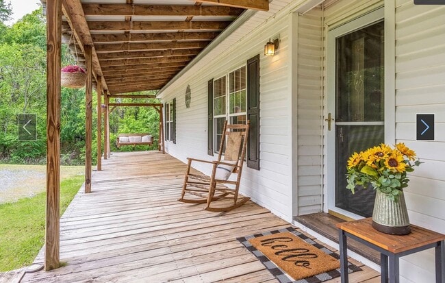 Building Photo - Fairview - 3 bedroom 2 baths - Private living