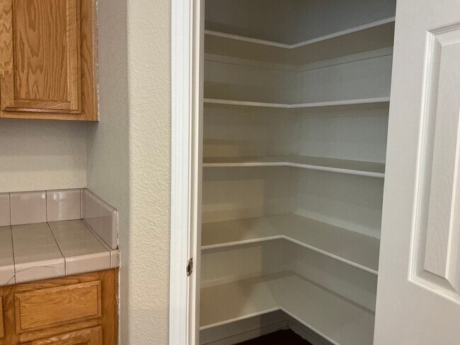 Building Photo - Four bedroom beauty