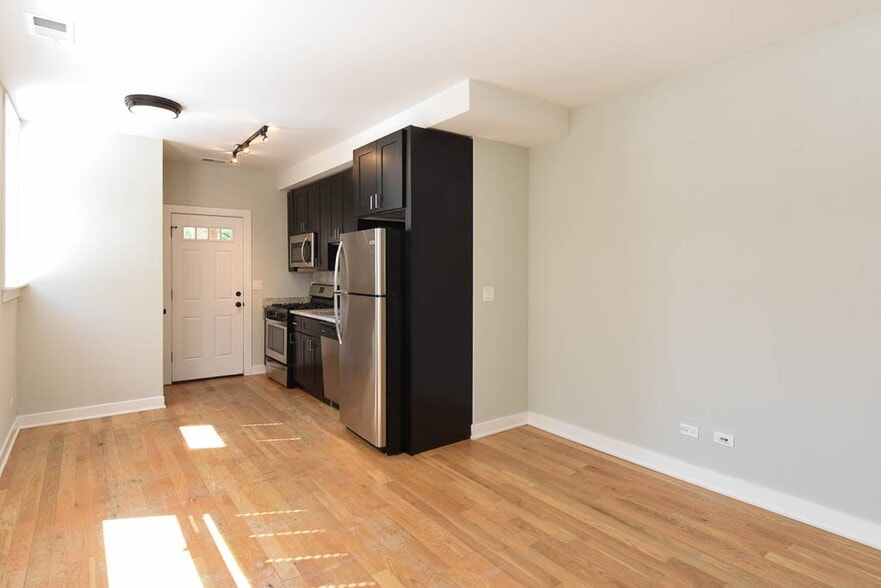 Building Photo - 2210 W Eastwood Ave