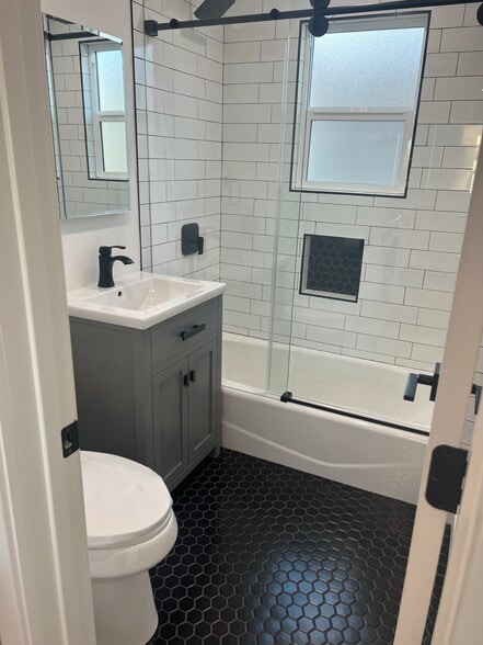 Building Photo - 1605-1/2 Blossom Lane