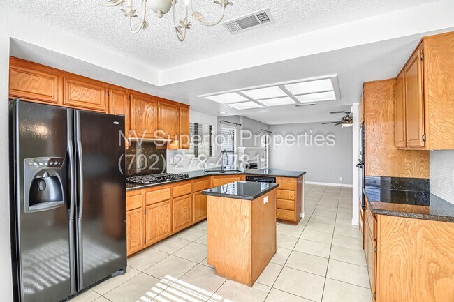 Building Photo - SW The Lakes!!!! Pool!!! Spa!!! Solar Panels!!! Primary bedroom downstairs!!! 3 Car Garage!!!