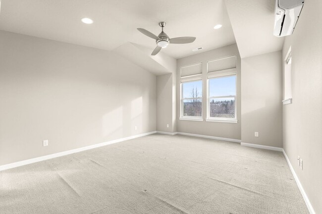 Building Photo - 2122 W Summit Pkwy