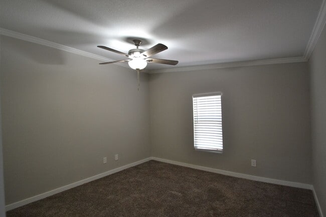 Building Photo - 2 Bed 1 Bath - Fully Renovated - Available...