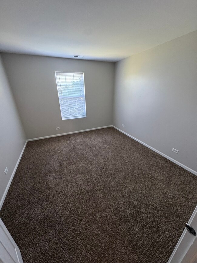 Building Photo - 1401 Millbrook Dr