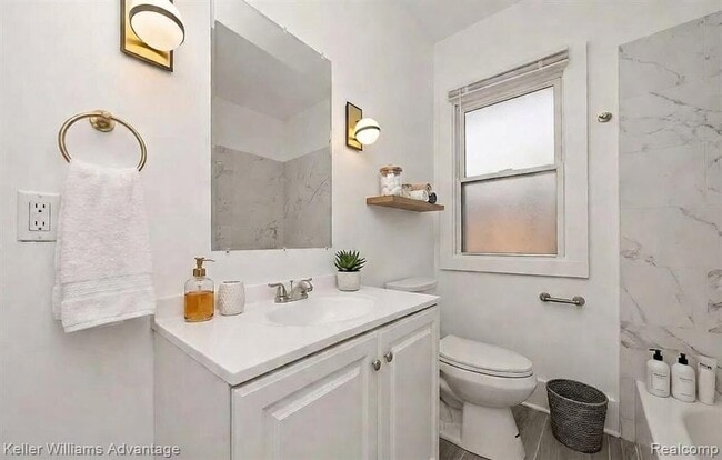 Building Photo - 1975 Gladstone St