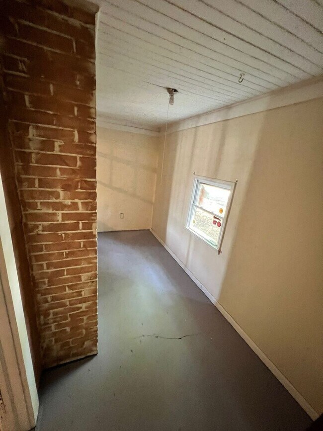 Building Photo - MOVE IN READY! Rental Rate Reduction!