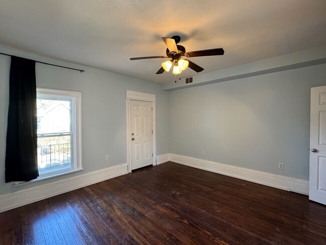 Building Photo - Recently Renovated 4 Bed/2 Bath House in H...