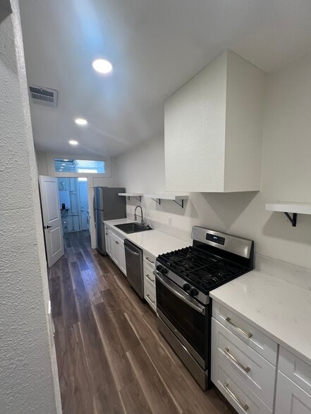 Building Photo - 622 14th St