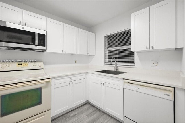 Building Photo - 9441 Evergreen Pl