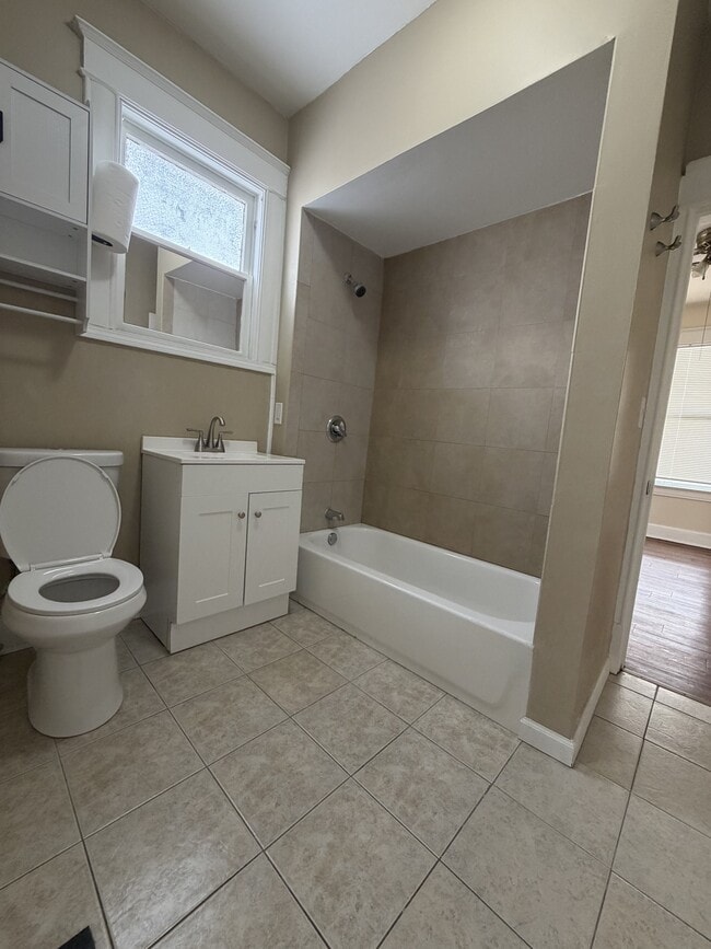 Building Photo - 2613 Iowa St