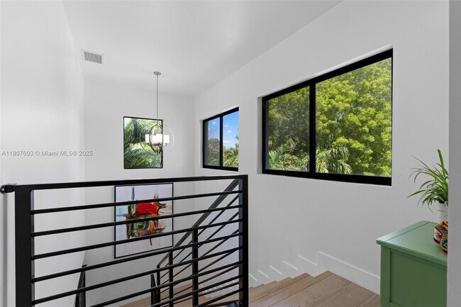 Building Photo - 5960 SW 41st St