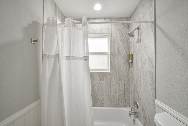 Building Photo - 5719 Viking Dr