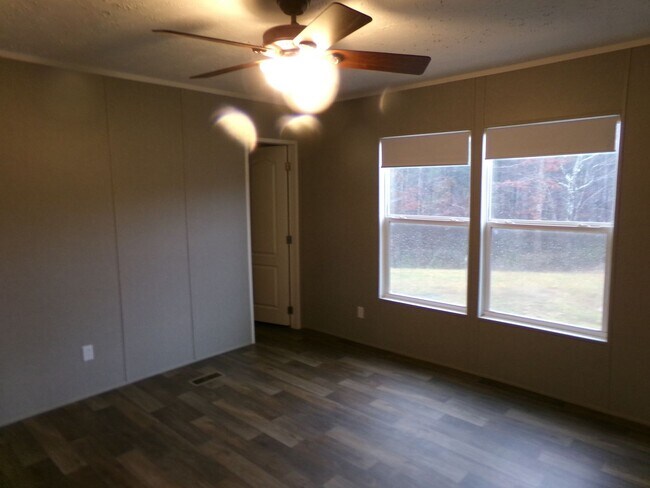 Building Photo - Country Living