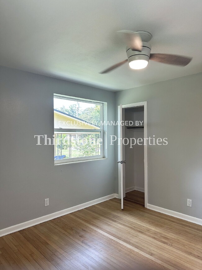 Building Photo - 1120 Skye Dr E