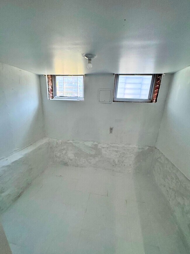 Building Photo - 548 Radnor Ave