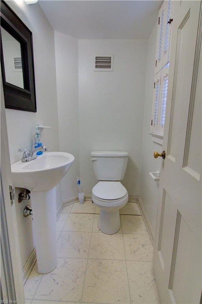 Building Photo - 4 Bed 3.5 Bath in Cleveland Heights - You ...