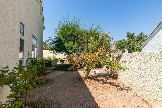 Building Photo - 2113 Desert Pines St