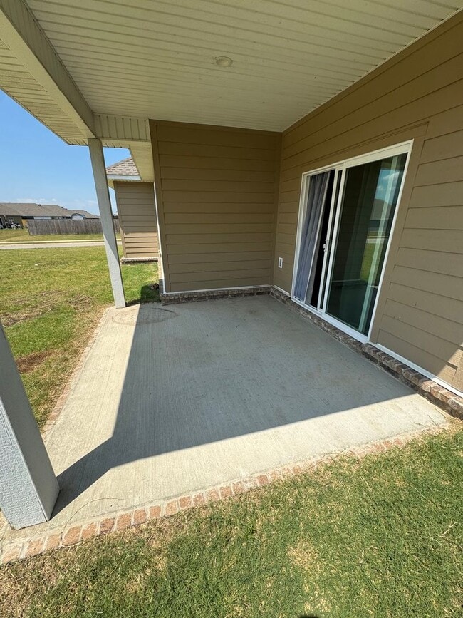 Building Photo - 3 Bedroom 2 bath  Home in Valley View -Move in special: One MONTHS rent free with a two year Lease!!