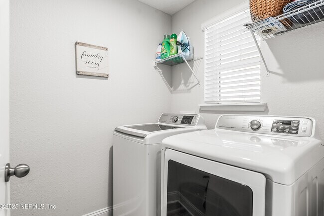 Building Photo - 243 Dahlia Falls Dr