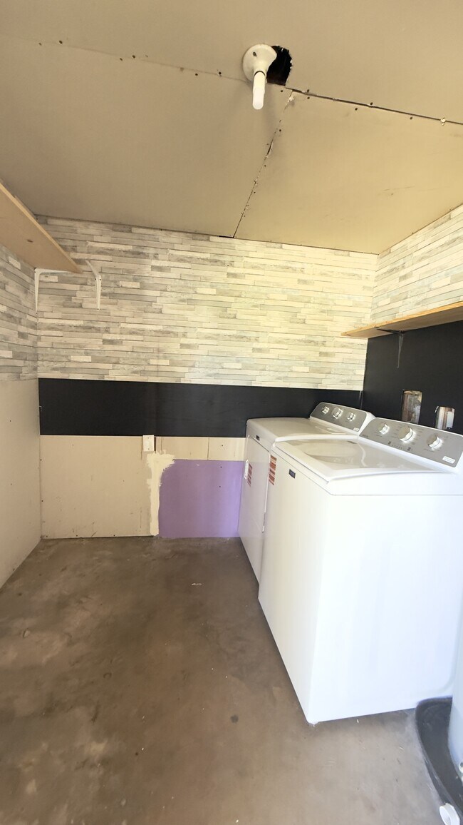 Building Photo - 231 N Collen Rd