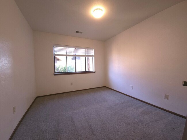Building Photo - 2 bed 2 bath condo located in the Chateau Village West subdivision