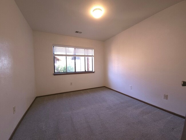 Building Photo - 525 Manhattan Dr