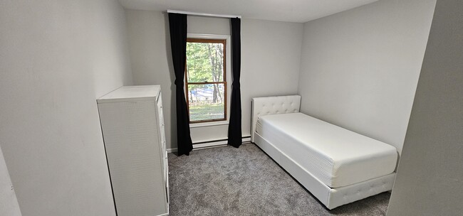 Building Photo - 260 Birchwood Dr