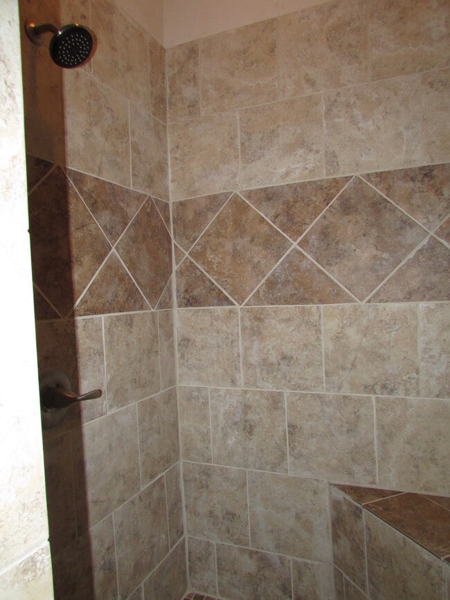 Building Photo - 3 BEDROOM | 3 BATH | DOUBLE CAR GARAGE | T...