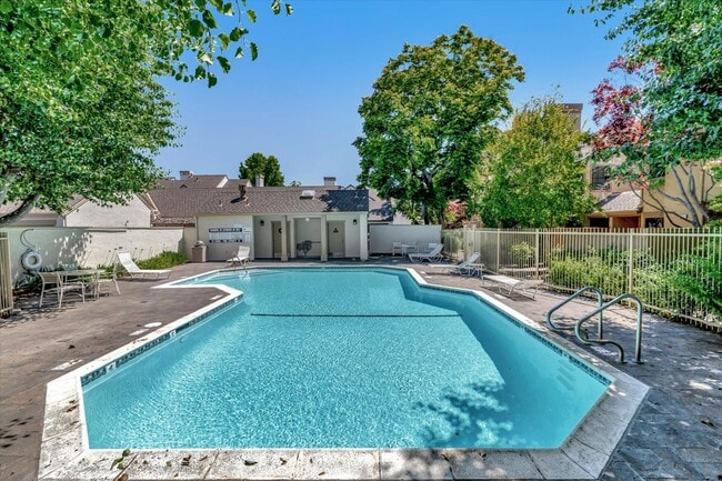 Building Photo - Hamilton Place Townhome