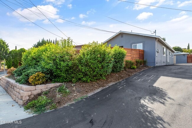 Building Photo - 659 Brossard Dr