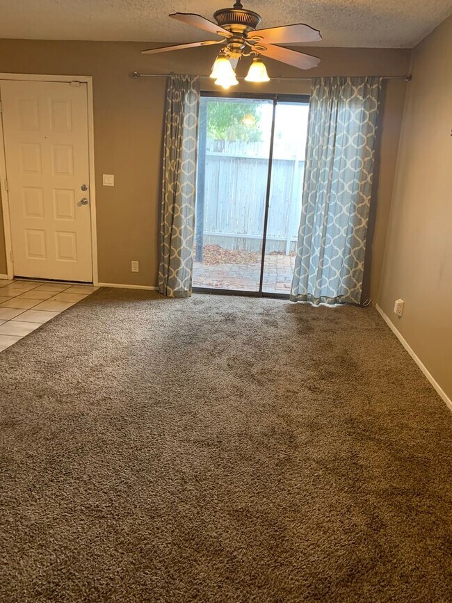 Building Photo - 286 W Palomino Dr
