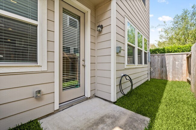 Building Photo - 9914 Brickhouse Dr