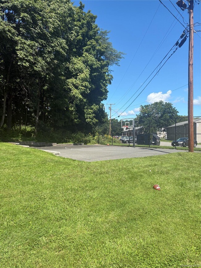 Building Photo - 4 Fishkill Glen Dr