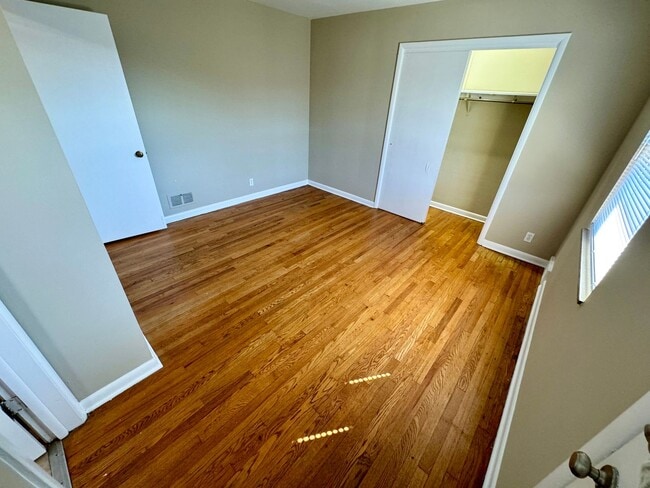 Building Photo - 1 Bedroom - Grandview Area