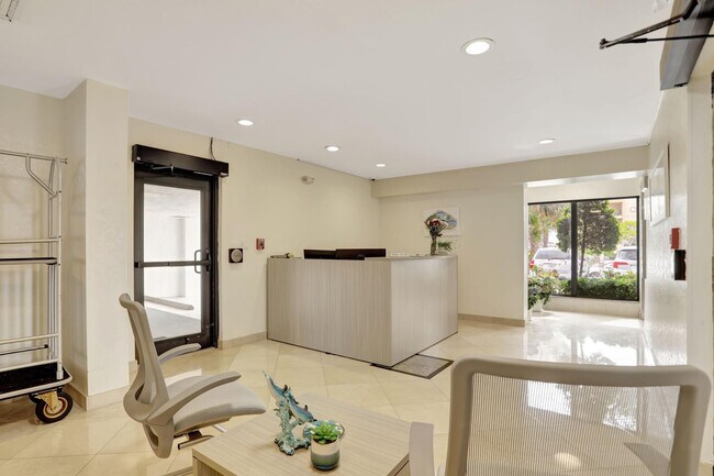 Building Photo - 330 SE 20th Ave