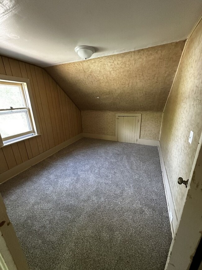 Building Photo - 4 Bed, 1 Bath - 2 Stall Garage - Single Fa...