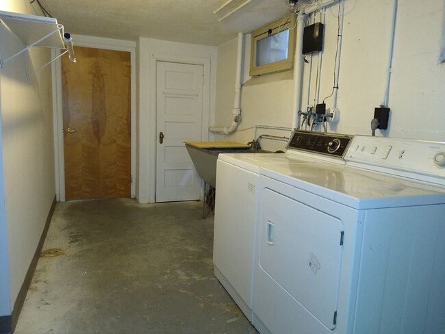 Building Photo - Alamo Placita Adorable 3 Bed 2 Bath Bungalow w/ CACH, Garage, Fenced Yard & More