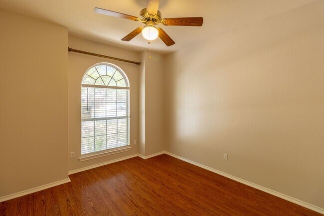 Building Photo - 4 bedroom, 2 bathroom home in South Austin!