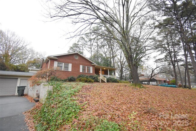 Building Photo - 640 Miramar St NE