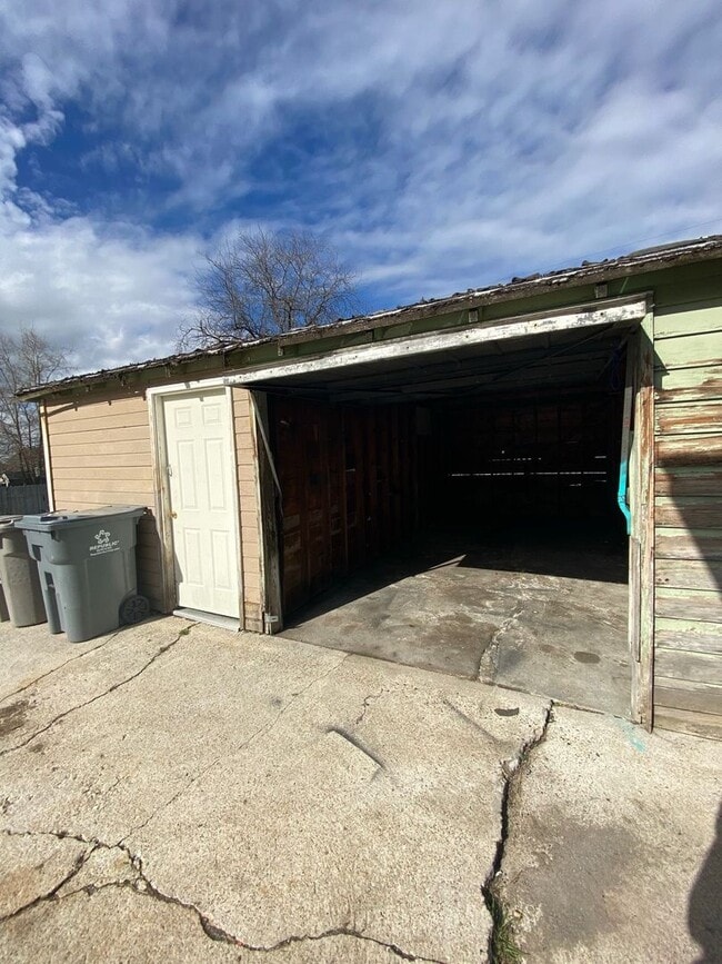 Building Photo - Duplex With Lots Of Room